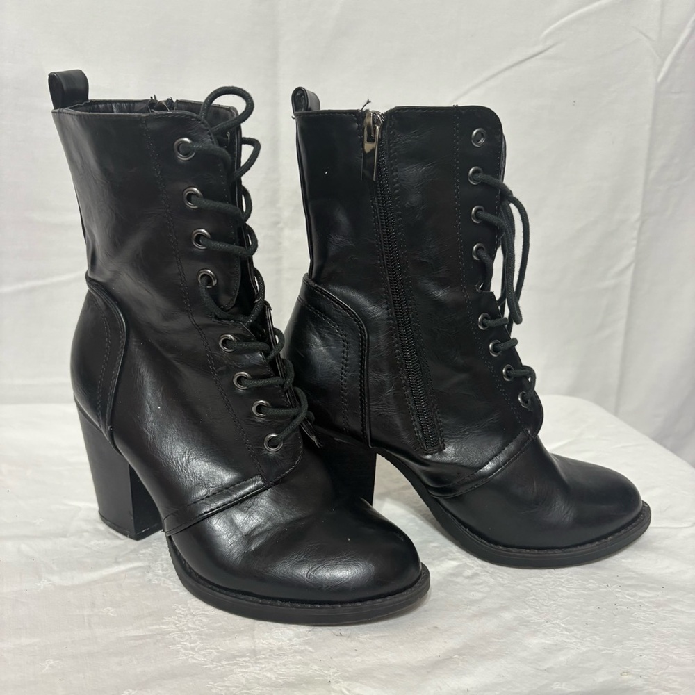 Black Lace-Up Women's Combat Boots size 7/8 - Picture 3 of 9